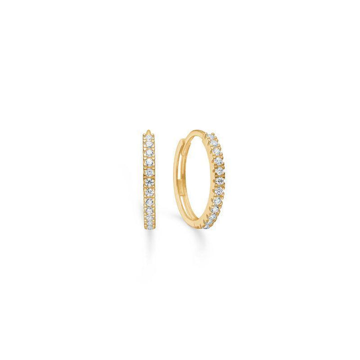 Mads Z 8 kt Sparkle Creole zeigt einen Satz kleiner goldfarbener Kreolen mit funkelnden klaren Steinen. Modell 3317166-3317166-1