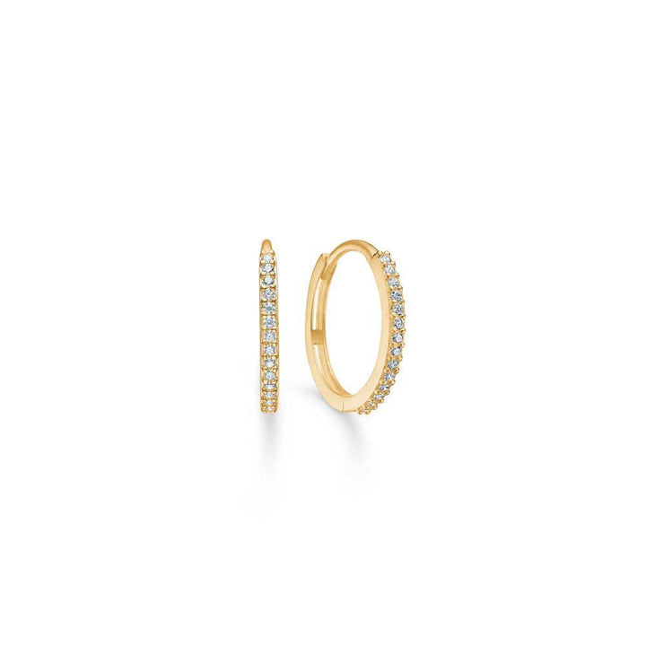 Mads Z 8 kt. Sparkle Creol, elegante Ohrringe aus goldfarbenem Metall mit klaren Steinen, Modell 3317167-1.