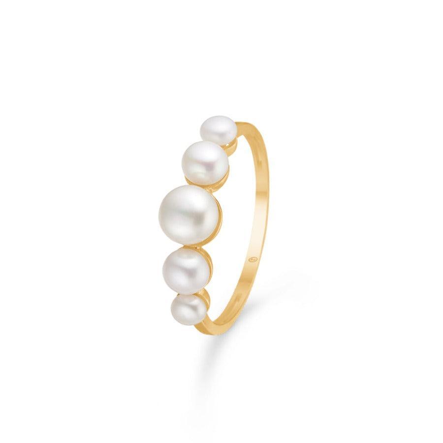 Der Mads Z 8kt Daizy Ring zeigt einen schlanken Goldring mit fünf weißen Perlen in verschiedenen Größen, Modell 3343113-001.