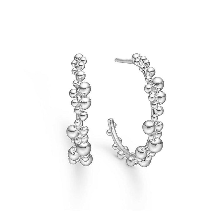 Mads Z Bubbles Creole 25 mm, detaillierte silberne Creole im Blasendesign, Nahaufnahme von vorne. Modell 2110067-2110067-1.