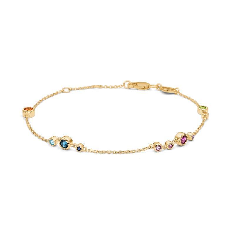 Mads Z Luxus-Regenbogenarmband mit feinen farbigen Steinen in Gold auf weißem Hintergrund. Modell 1554062-1.
