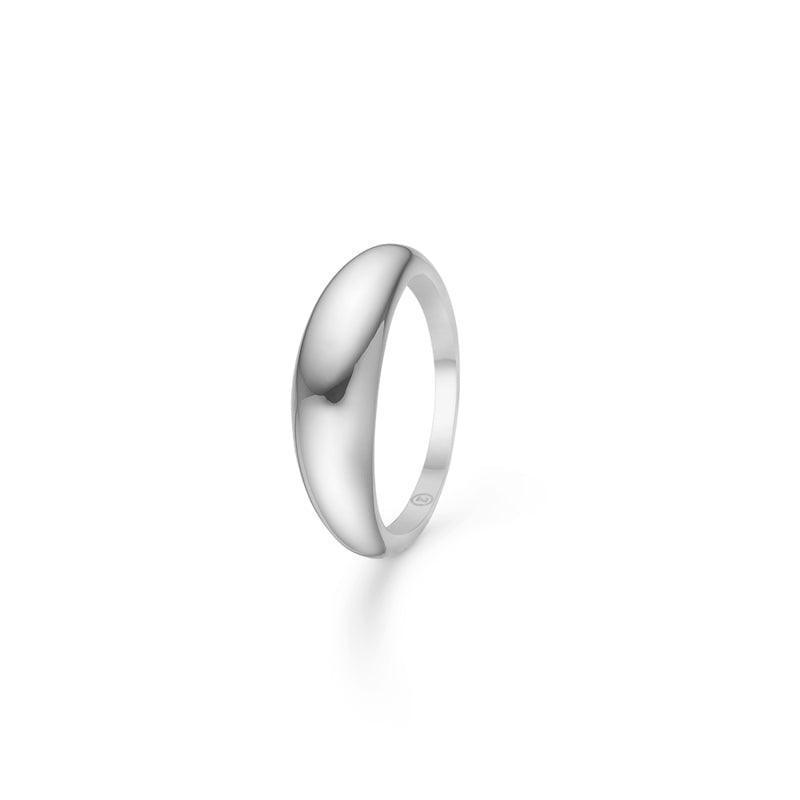 Der Mads Z Silver Half Moon Ring Large zeigt einen eleganten, glänzenden Silberring in einem schlichten und modernen Stil. Modell 2140093-001