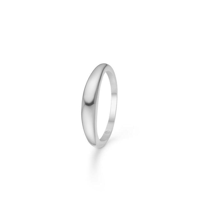 Mads Z Silver Half Moon Ring Small in glänzendem Silber mit einer einfachen, abgerundeten Form. Modell 2140092-001.