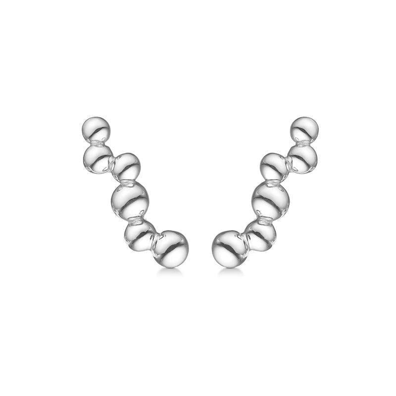 Mads Z Silberohrringe Embedded Ball zeigt zwei moderne, geschwungene Silberohrringe mit glänzender Oberfläche. Modell 2110084-1.