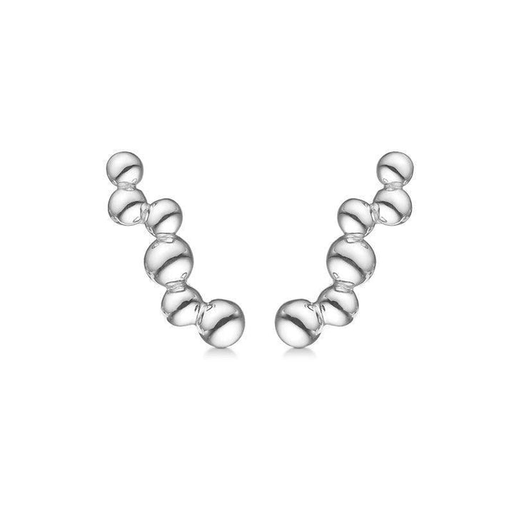 Mads Z Silberohrringe Embedded Ball zeigt zwei moderne, geschwungene Silberohrringe mit glänzender Oberfläche. Modell 2110084-1.