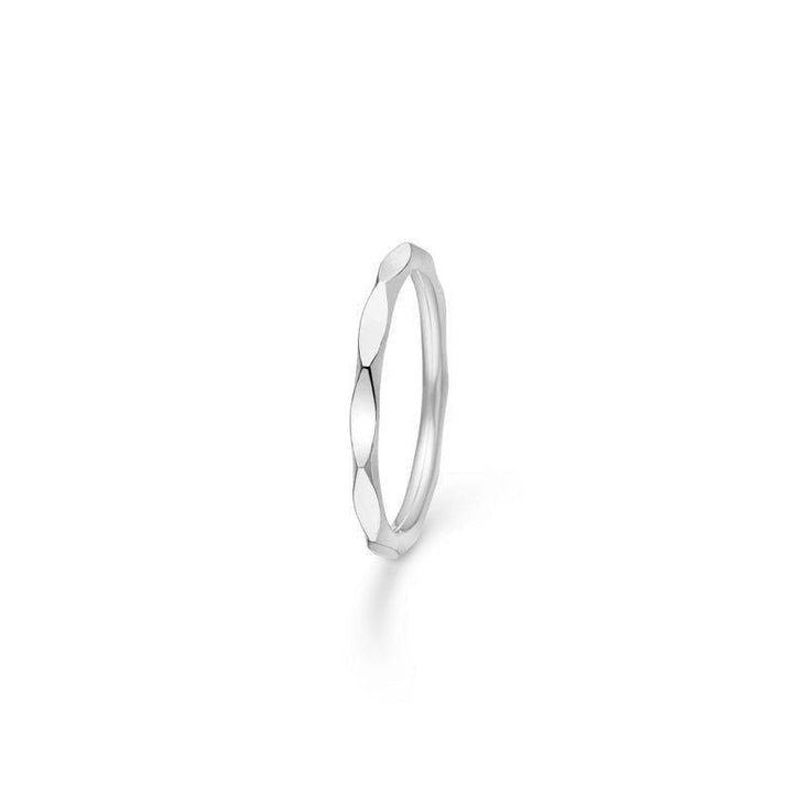 Mads Z Silver Poetry Edge Ring in glänzendem Silber mit kantigem, organischem Design. Modell 2140029-001