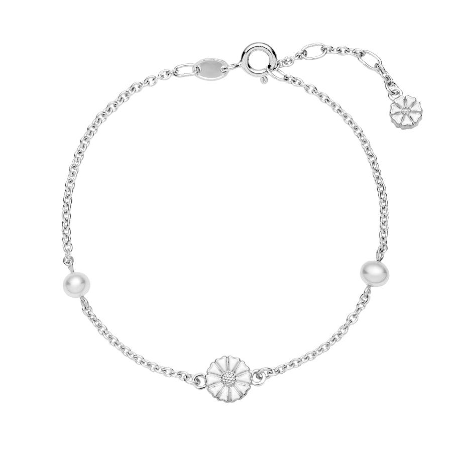 Im Detail zu sehen ist das Gänseblümchen-Silberarmband mit Perlen, die Silberkette mit Gänseblümchenblüte und Perlen, Modell 9015039-33-h