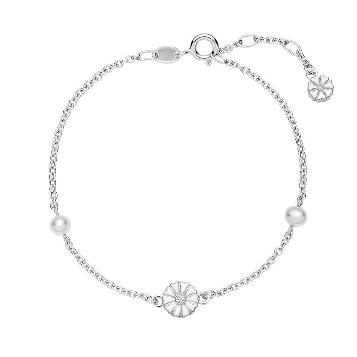 Im Detail zu sehen ist das Gänseblümchen-Silberarmband mit Perlen, die Silberkette mit Gänseblümchenblüte und Perlen, Modell 9015039-33-h
