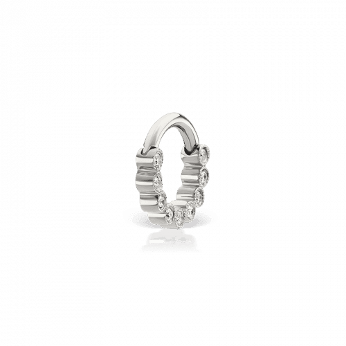 Maria Tash 16G 6,5 mm Diamond Scalloped Horizontal Eternity Clicker-Schmuck in Silberoptik mit Diamantdetails. Modell XSCETH1665G-W