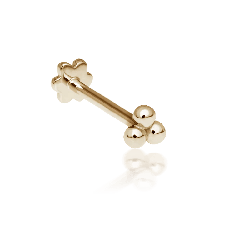 Maria Tash Ball Trinity Threaded Stud 2,5 mm erscheint als eleganter goldener Ohrstecker mit drei Kugeln. Modell xbtr-yg-w25-001-1