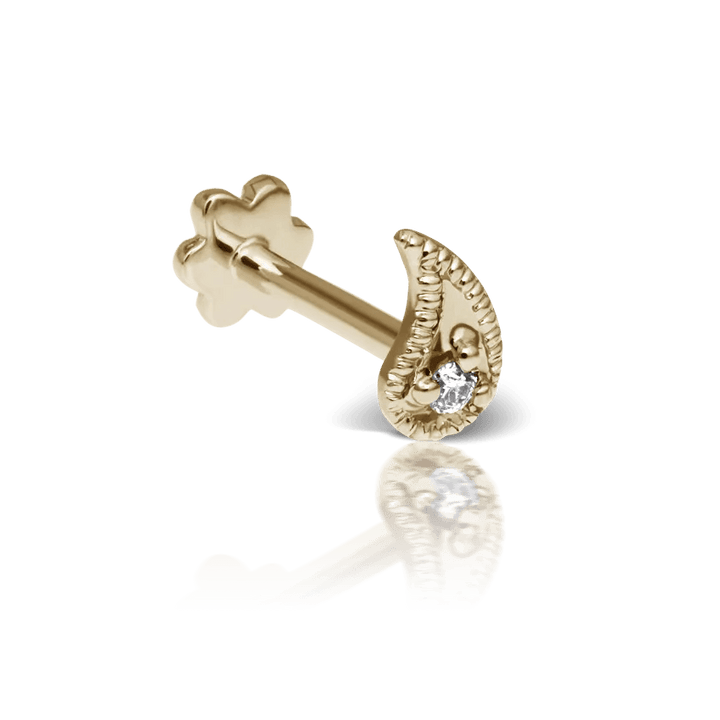 Maria Tash Diamond Paisley Threaded Stud Left wird als kleiner goldener Ohrstecker mit Raute und detailliertem Muster dargestellt, Modell xpaisld-yg-w5-l-001-1.