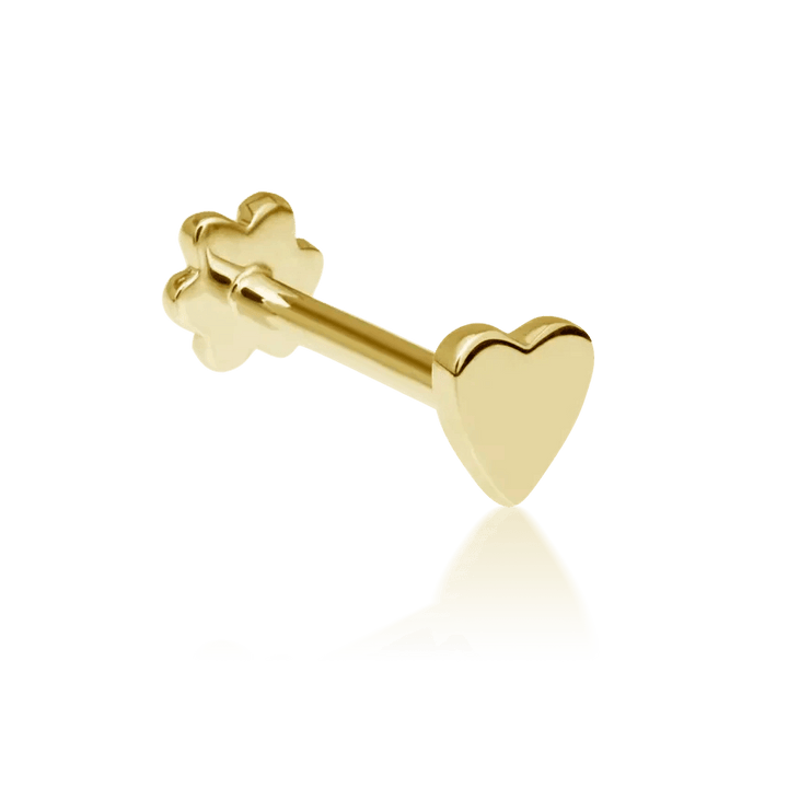 Der Maria Tash Heart Threaded Stud wird als glänzender herzförmiger Ohrstecker in leuchtendem Gold dargestellt. Modell xheart-yg-w3-001-1.