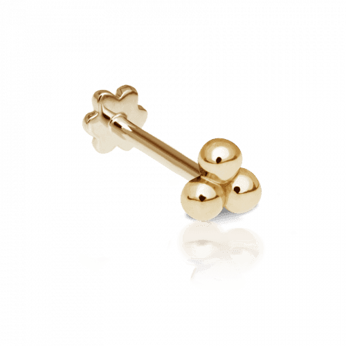 Maria Tash Großer Trinity-Gewindestecker mit drei Kugeln aus goldfarbenem Metall, Vorderansicht. Modell x3btrl-001.