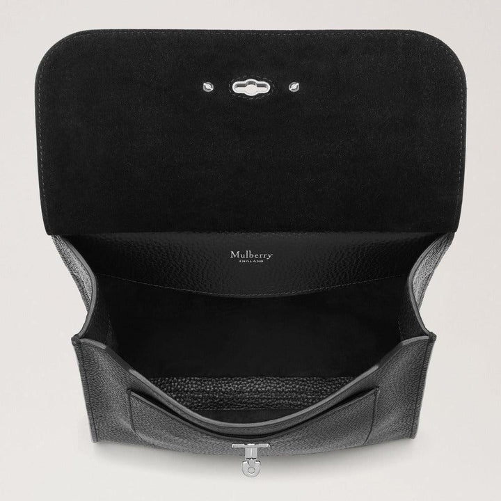 Mulberry Antony Offener Innenraum der N Classic Grain Black/Silver-Tasche mit schwarzem Leder und geräumigem Fach.