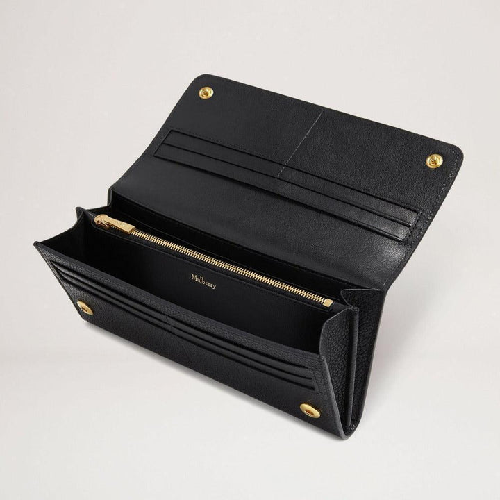 Mulberry Continental Wallet Black offen dargestellt mit vielen Taschen, Kartenfächern und goldenen Details, Modell rl4440205a100.