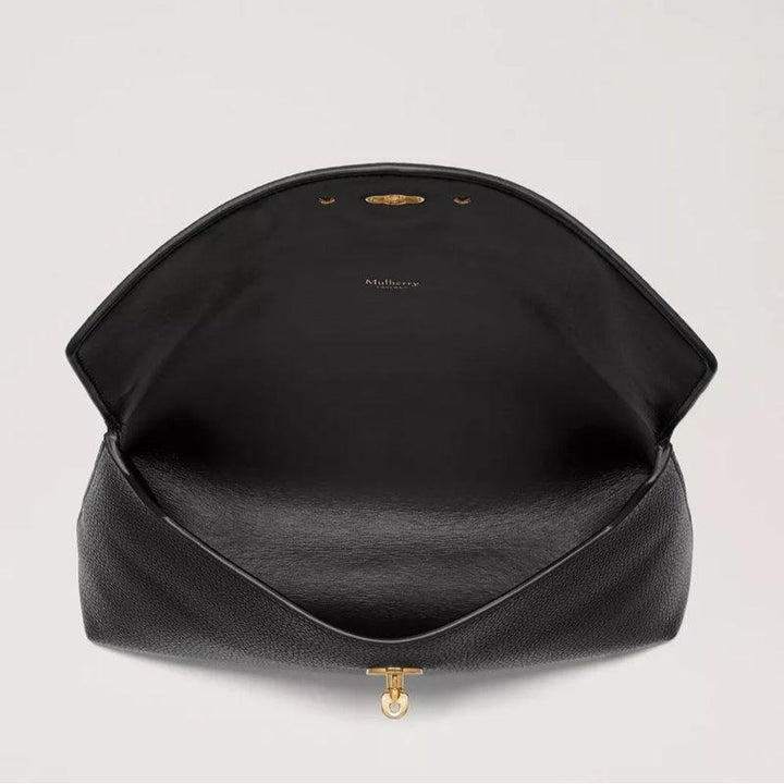 Mulberry Darley Kosmetiktasche schwarz mit klassischer Maserung zeigt offenes schwarzes Lederetui mit goldenem Verschluss. Modell RL5077205A100