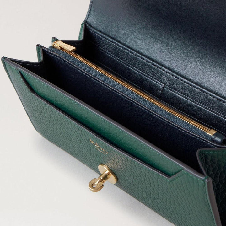 Mulberry Darley Portemonnaie mit grober Narbung Mulberry Grün zeigt eine schöne grüne Geldbörse aus starkem Leder, Reißverschluss und goldener Schnalle. Modell RL6538736Q633