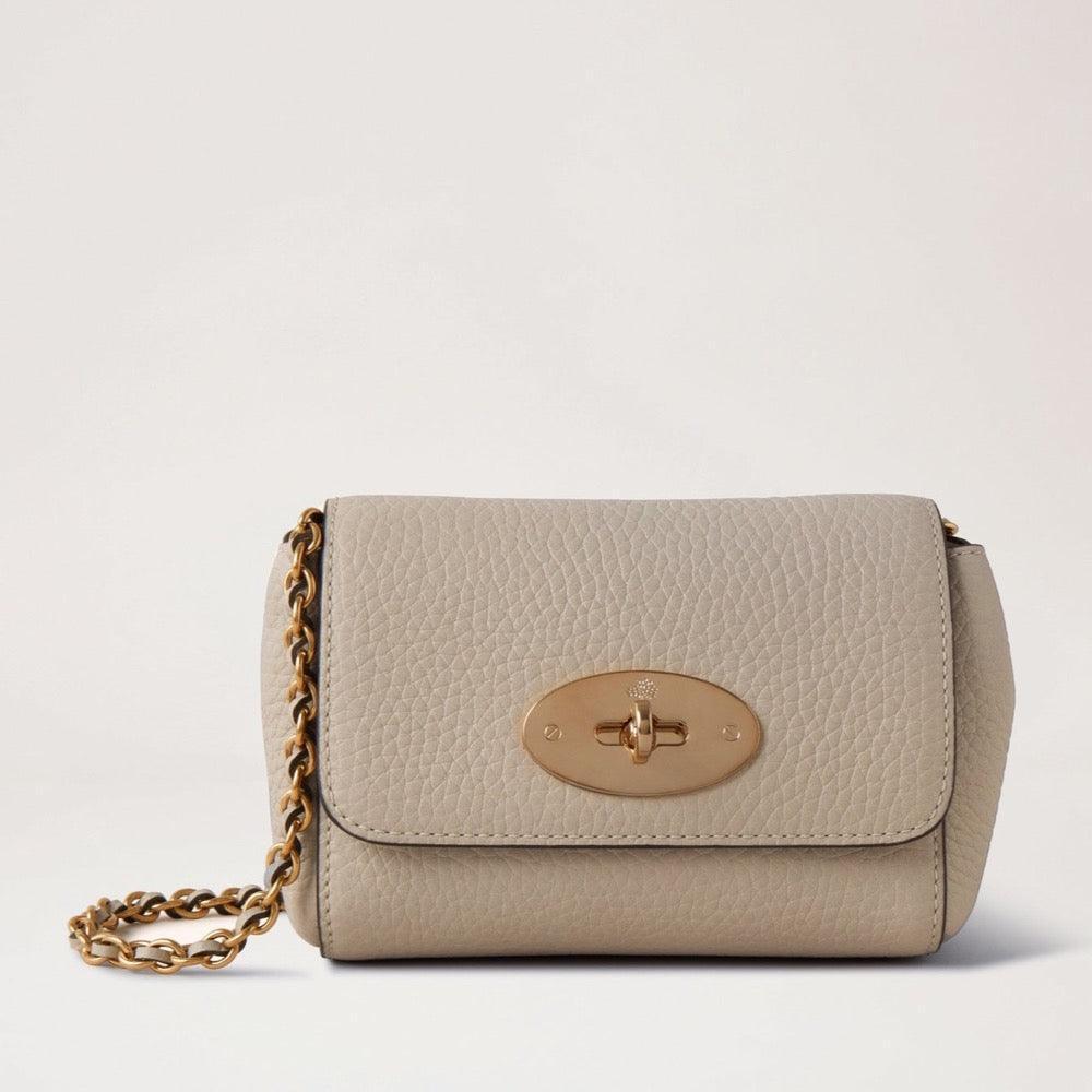 Mulberry Mini Lily Kreidefarbene, elegante hellgraue Ledertasche mit goldfarbener Kette und Verschluss. Modell RL7749736W160