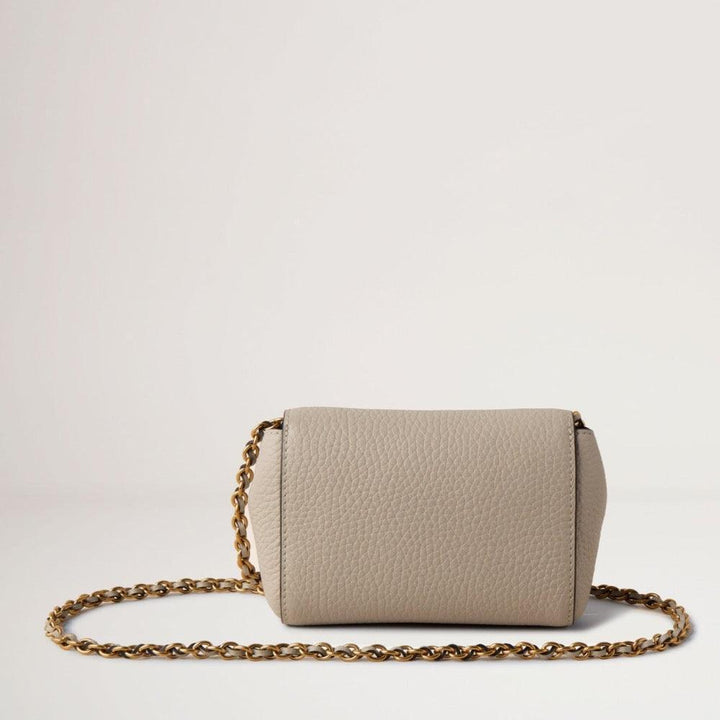 Mulberry Mini Lily Chalkbag aus hellgrauem Leder mit goldener Kette von hinten gesehen. Modell rl7749736w160.