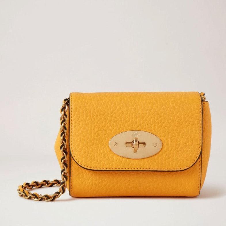 Mulberry Mini Lily Double Yellow wird hier aus strukturiertem gelbem Leder mit einem goldenen Kettenriemen präsentiert. Modell rl7749736p677-1