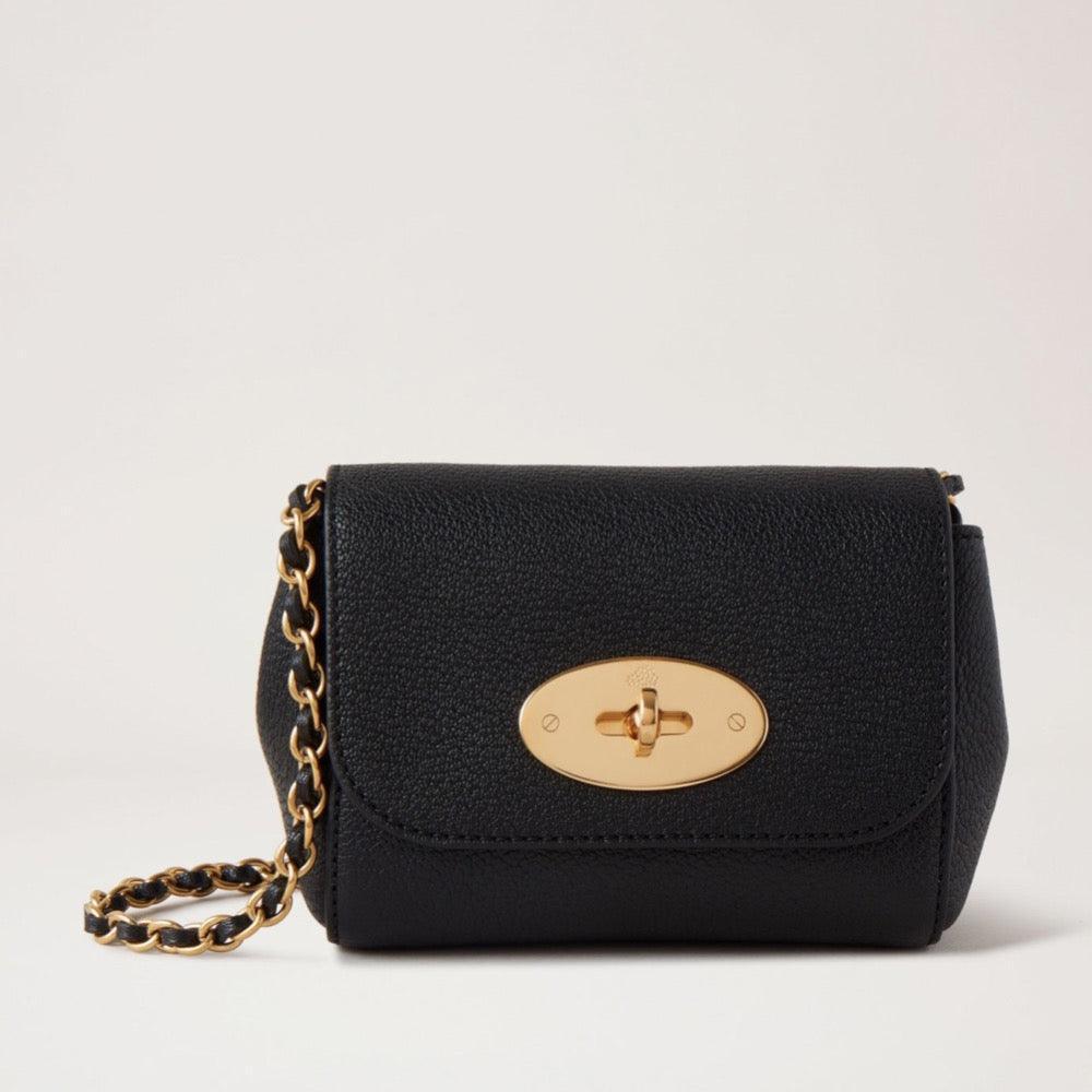 Mulberry Mini Lily Glossy Goat ist eine schwarze Ledertasche mit goldenem Kettenriemen. Modell RL7745874A100.