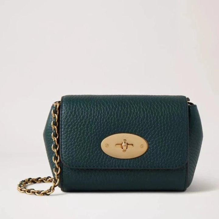 Mulberry Mini Lily aus dunkelgrünem Leder mit goldenem Kettenriemen und vorderem Verschluss. Modell RL7749736Q633.