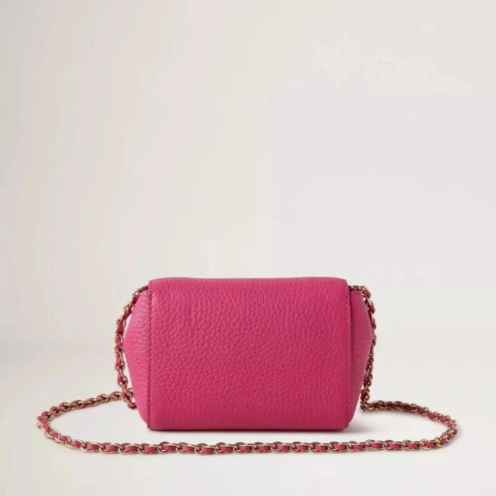 Mulberry Mini Lily mulberry Pink zeigt eine elegante, kleine Umhängetasche aus rosafarbenem Leder mit goldener Kette. Modell RL7749736J191