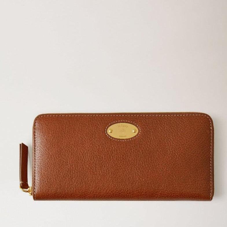 mulberry-plaque-8-cc-zip-purse-legacy aus braunem Leder mit goldfarbenem Etikett, Vorderansicht. Modell RL7043275G110