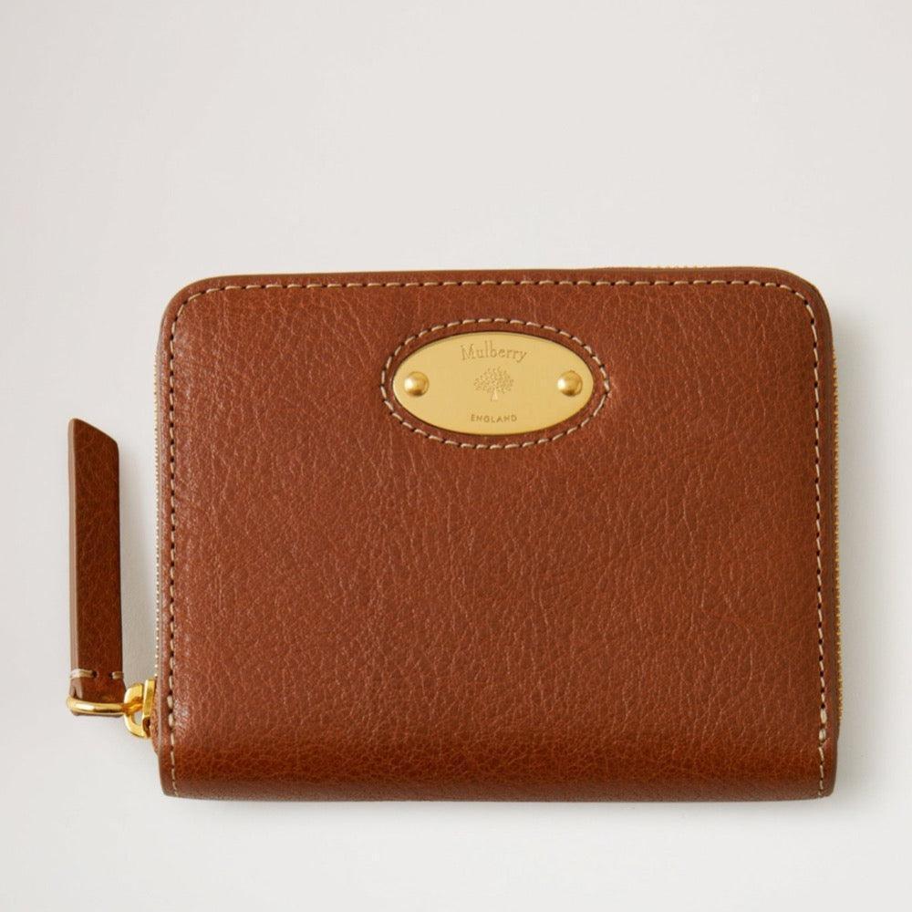 Mulberry Plaque Small Zip Around eichenfarbene Geldbörse aus Glattleder mit goldfarbener Metallplatte. Modell RL7083275G110