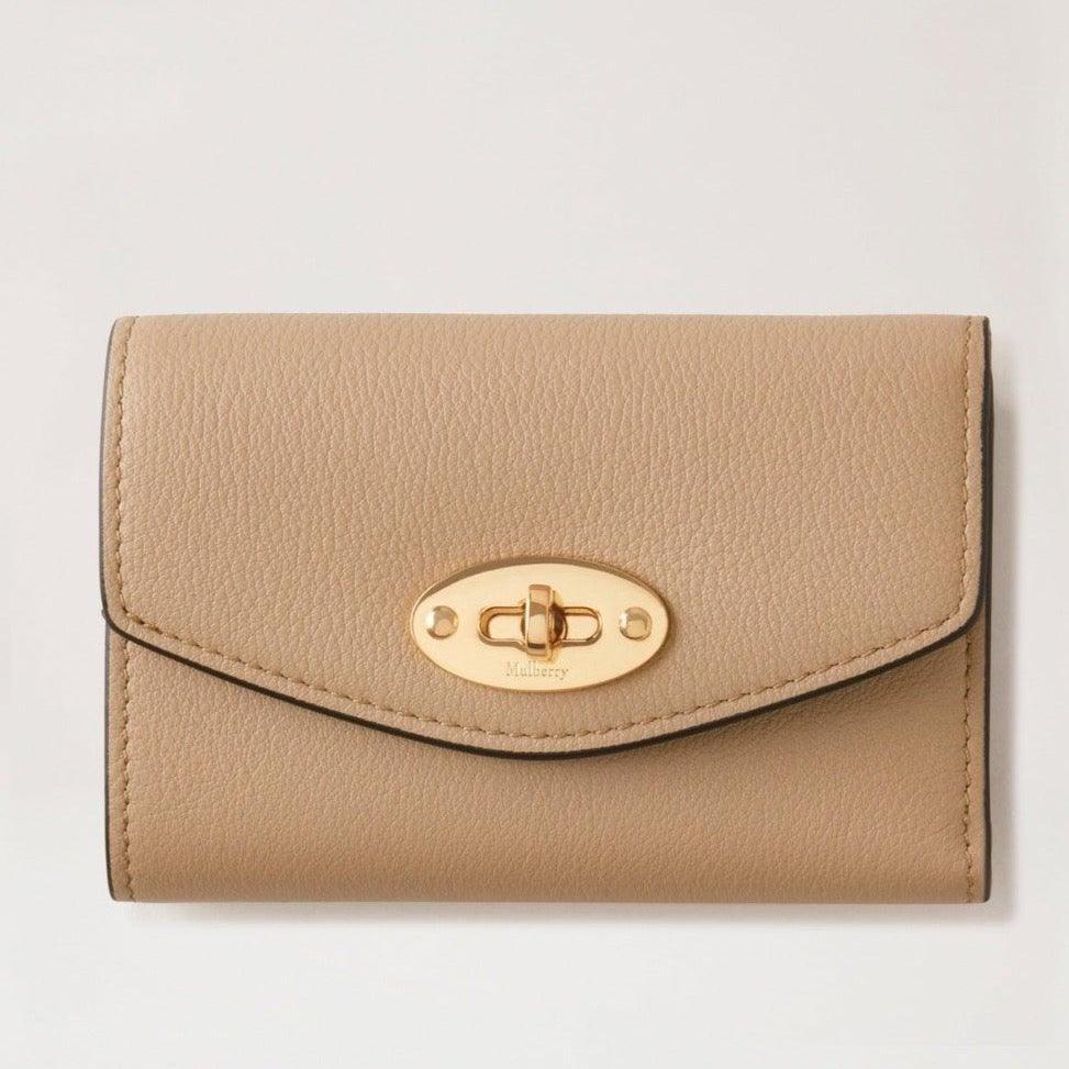 Mulberry Geldbörse Darley Das Folded Multi-Card Wallet Maple besteht aus einem hellbeigen Lederportemonnaie mit einer goldenen Schnalle. Modell RL7736657E631
