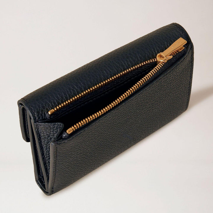 Mulberry Geldbörse Darley Gefaltete Multicard Black aus schrägem Blickwinkel mit schwarzem Leder und goldenem Reißverschluss, Modell RL6665205A100
