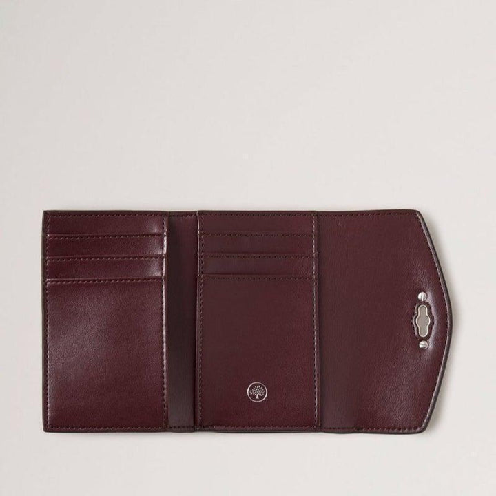 Mulberry Geldbörse Darley Gefaltete Geldbörse aus hochglänzendem Leder, offen dargestellt in dunkelrotem Leder, Modell RL6829213A100.
