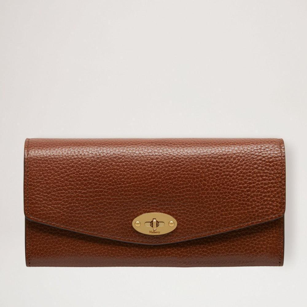 Mulberry Geldbörse Darley Geldbörse aus braunem geprägtem Leder mit goldener Schnalle, von vorne gesehen. Modell RL7415552G110