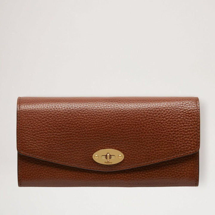Mulberry Geldbörse Darley Geldbörse aus braunem geprägtem Leder mit goldener Schnalle, von vorne gesehen. Modell RL7415552G110