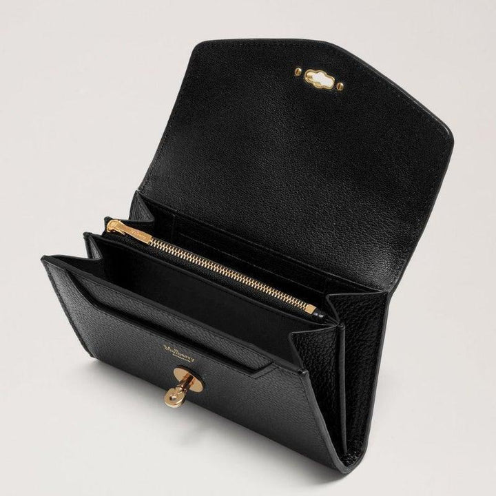 Mulberry Geldbörse Medium Darley Klassisches Grain-Schwarz mit offener Klappe, sichtbarem goldenem Reißverschluss und Fach. Modell RL4869/205A100.