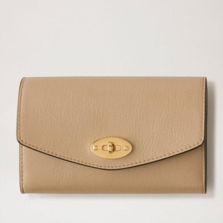 Mulberry Geldbörse Medium Darley Geldbörse aus hellbraunem Leder mit goldfarbenem Drehverschluss, Modell RL7735657E631.