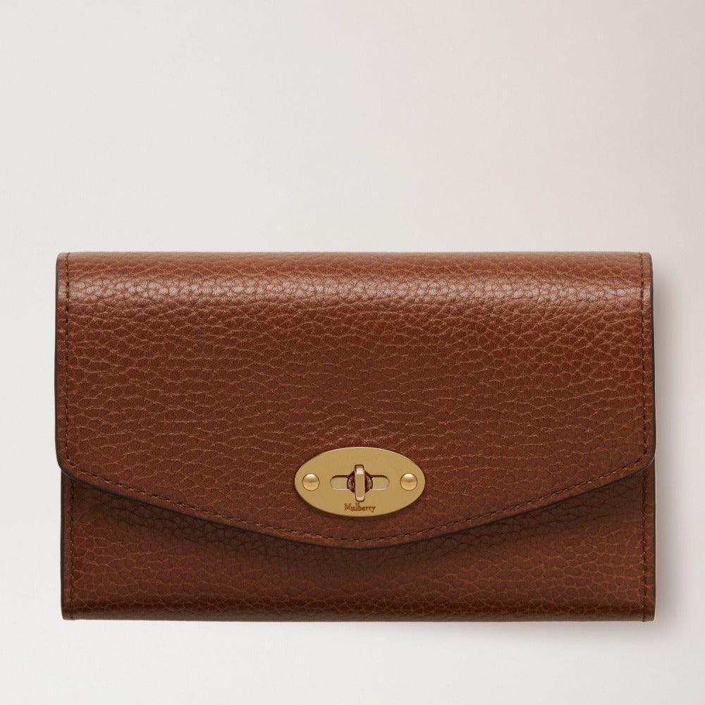 Mulberry Geldbörse Medium Darley Portemonnaie Eiche aus braunem Leder mit goldener Schnalle. Modell RL7416552G110.
