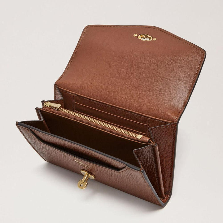 Mulberry Geldbörse Medium Darley Wallet Oak zeigt das Innere der Geldbörse mit Fächern, Reißverschluss und Messingdetails. Modell RL7416552G110.