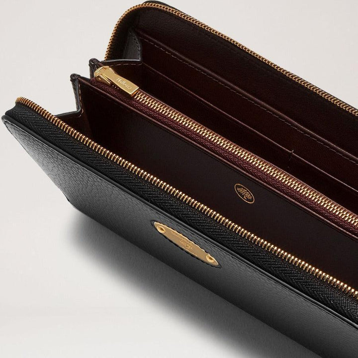 Mulberry Portemonnaie mit Plakette für 8 Karten, kleine Geldbörse mit klassischer Maserung in Schwarz, zeigt Details einer schwarzen Lederbrieftasche mit goldenem Reißverschluss innen. Modell RL5676013A100.