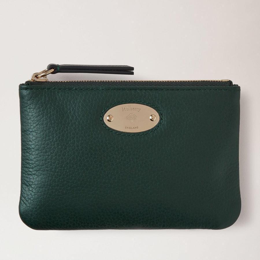 Mulberry Kleine Geldbörse mit Reißverschluss und Münzfach aus dunkelgrünem Leder mit Metallplattendetail, Modell RL7067205Q633.