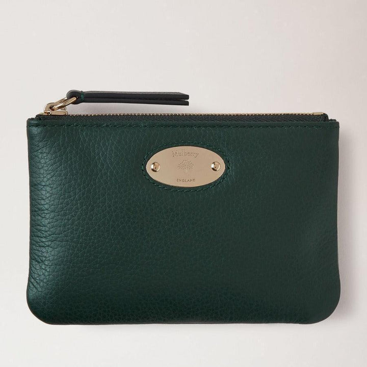 Mulberry Kleine Geldbörse mit Reißverschluss und Münzfach aus dunkelgrünem Leder mit Metallplattendetail, Modell RL7067205Q633.