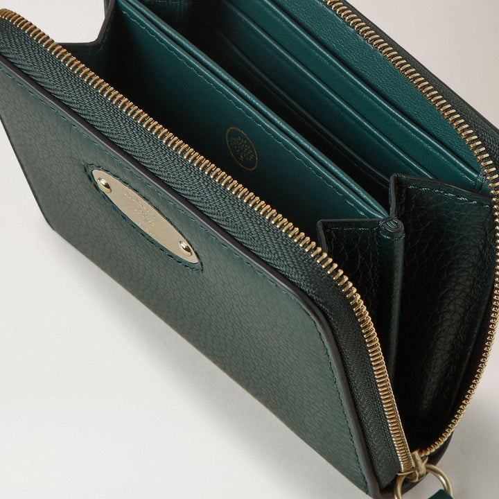 Mulberry Die kleine Brieftasche mit Reißverschluss zeigt eine Brieftasche aus grünem Leder mit goldenem Reißverschluss und detailliertem Rahmen. Modell RL5680205Q633