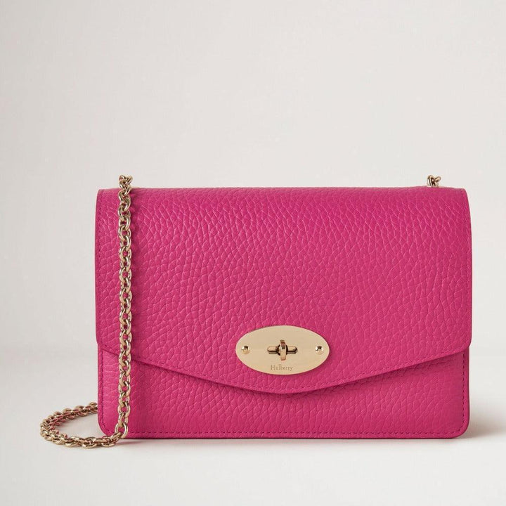 Mulberry Klein Darley, elegante Umhängetasche aus rosafarbenem Leder mit goldenem Kettenriemen und Verschluss. Modell RL6845736J191