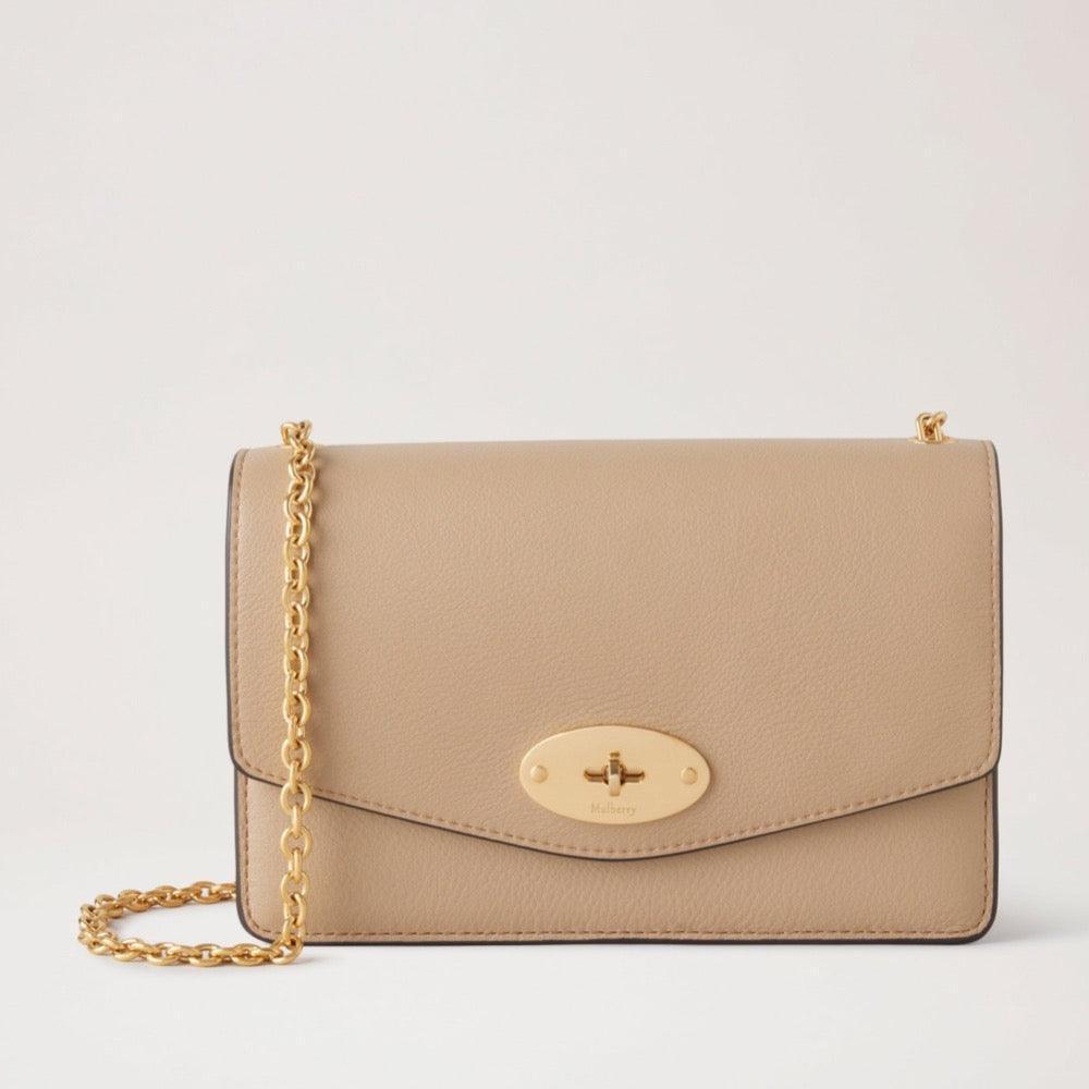 Mulberry Klein Darley Seidiges Kalbsleder aus beigem Leder mit goldenem Kettenriemen und klassischer Schnalle. Modell RL7463657E631.