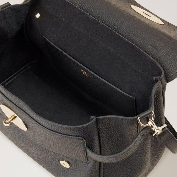 Mulberry Die Tasche Alexa Black Heavy Grain verfügt über eine geräumige Innenausstattung aus schwarzem Leder mit goldfarbenen Details.
