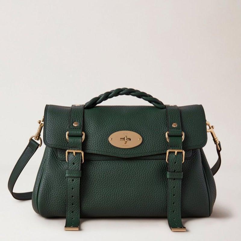 Mulberry Die Tasche Alexa Green Heavy Grain zeigt eine elegante dunkelgrüne Ledertasche mit goldenen Details. Modell HH6746/736Q633.