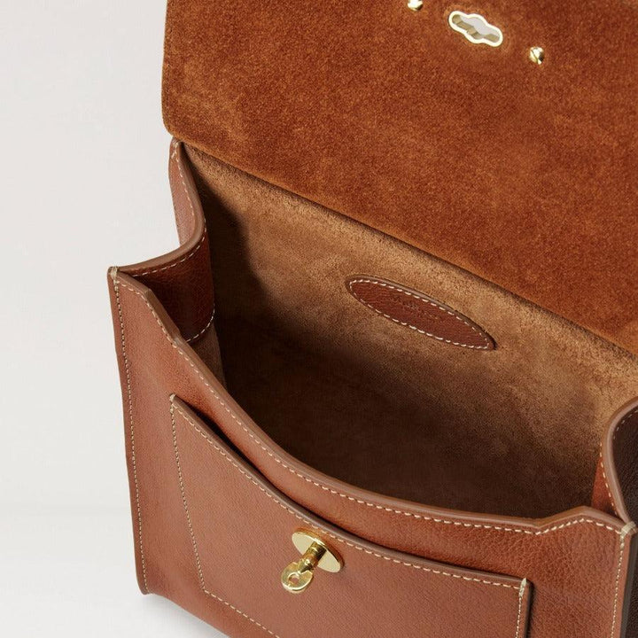Mulberry Tasche Antony Oak Legacy NVT mit offener Klappe, sichtbarem weichem Wildlederfutter und goldenen Details. Modell HH7952/275G110.