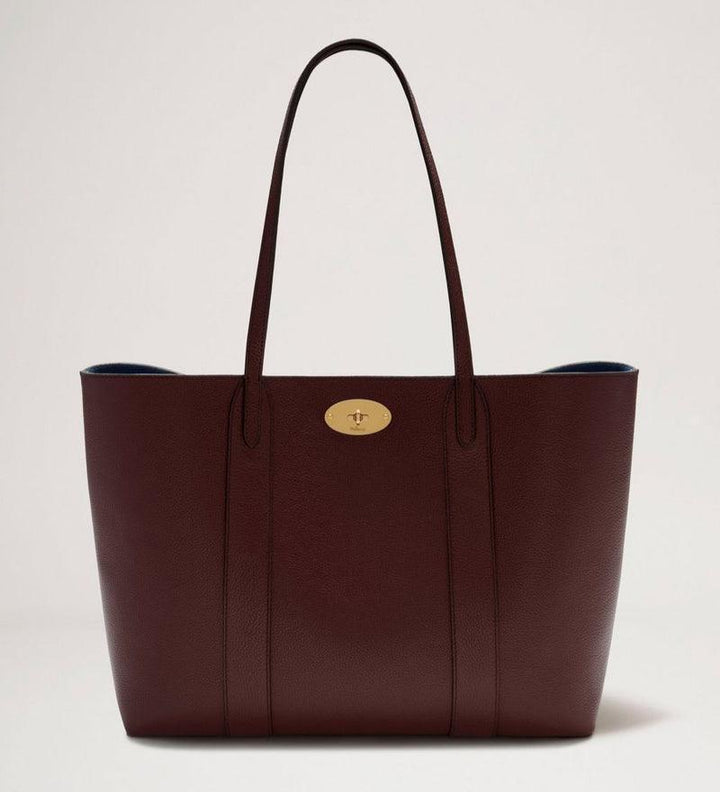 Mulberry Tasche Bayswater Tote Burgundy zeigt eine geräumige burgunderrote Umhängetasche aus Leder, Modell HH4589/205K536