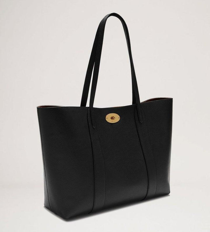 Mulberry Tasche Bayswater Tote Classic Grain Black zeigt eine schwarze Ledertasche mit goldenen Details. Modell HH4589205A330.