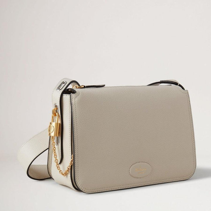 Mulberry Tasche Billie Chalk Small Classic Grain aus hellem Leder mit Schultergurt und goldenen Details, Modell HH8301205W160